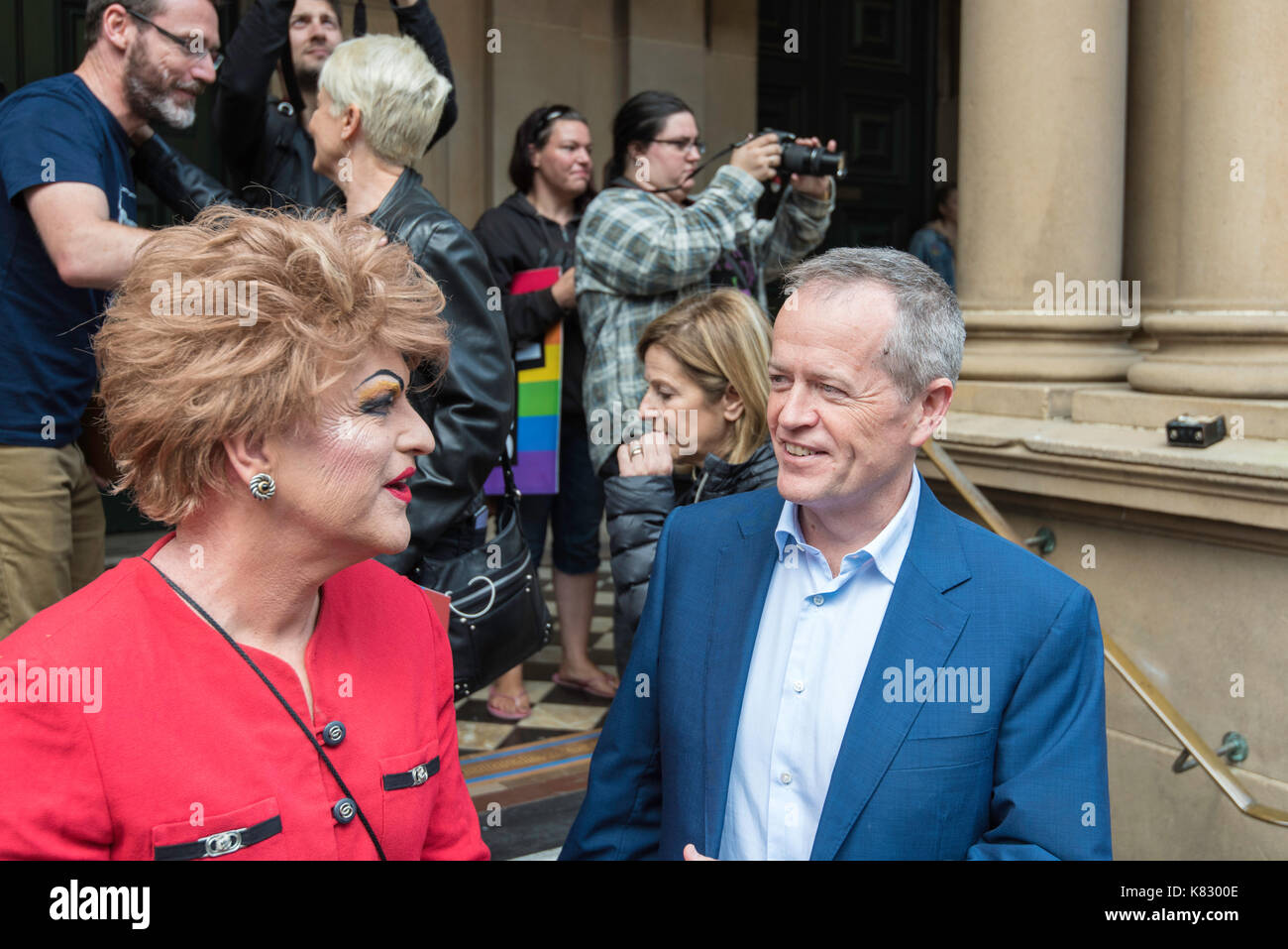 Le chef de l'opposition fédérale M. Bill raccourcir parle à acteur comédien Pauline Pantsdown lors d'un rallye de l'égalité du mariage à Sydney en septembre 2017 Banque D'Images