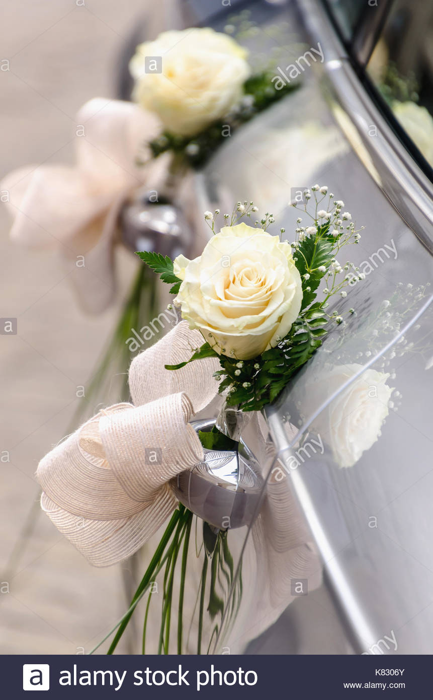 Une Voiture De Mariage Décoré Avec Des Bouquets De Roses