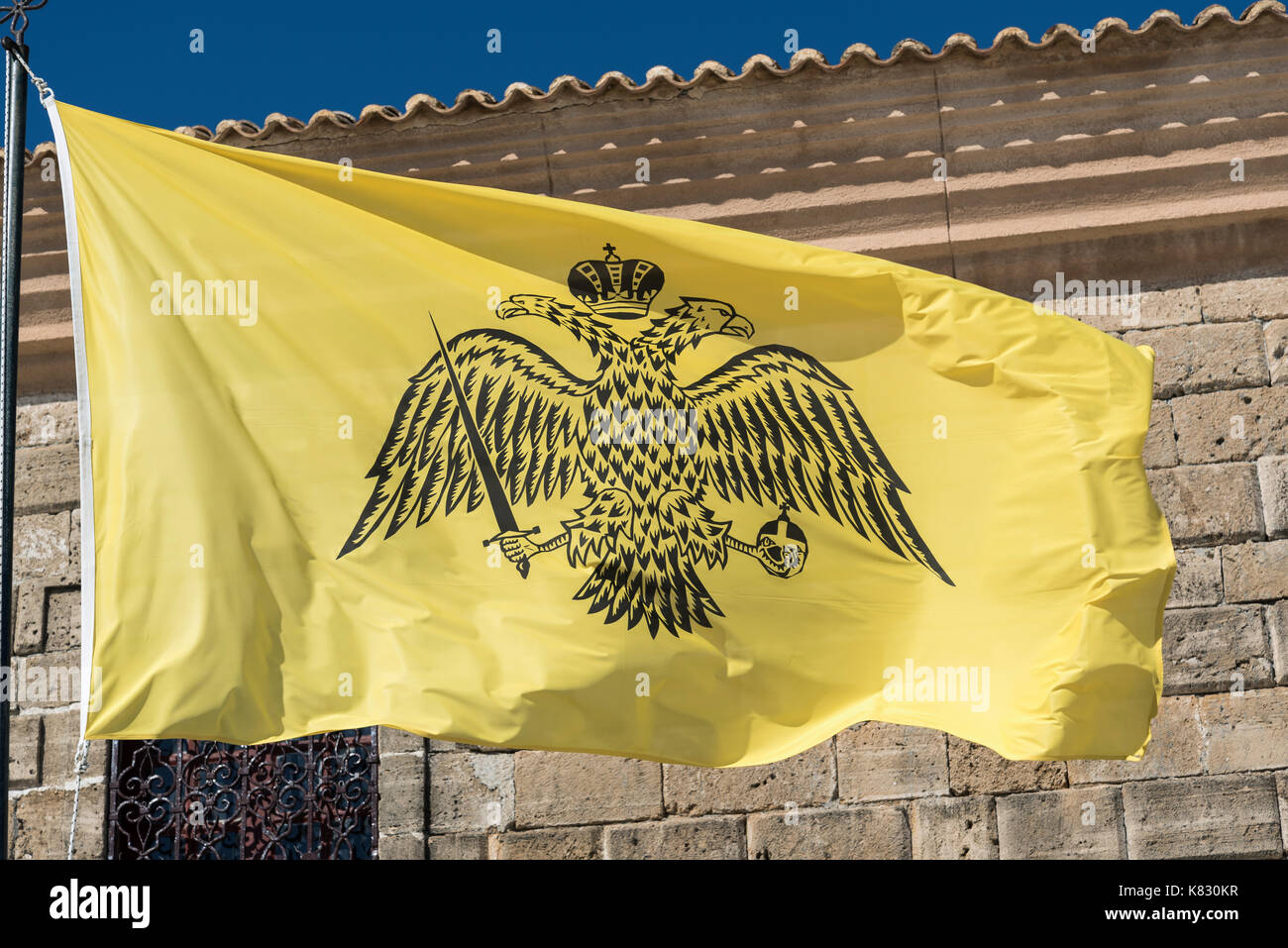 Drapeau jaune avec aigle bicéphale utilisé par l'église orthodoxe grecque, Zante, Grèce Banque D'Images