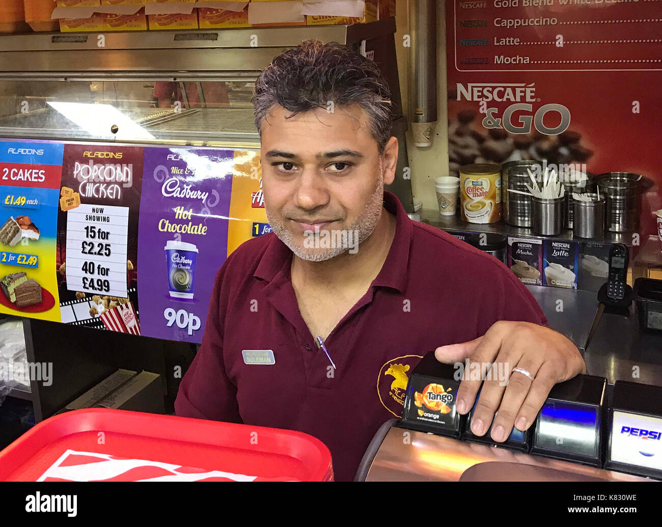 Suleman sarwar, propriétaire de Aladdin's takeaway à Hounslow, à l'ouest de Londres, où une femme de 21 ans, identifié par ses employeurs comme yahyah farroukh, a été arrêté après qu'il ait terminé son quart de travail à un fried chicken shop à Hounslow, à l'ouest de Londres dans la nuit de samedi dans le cadre de la sonde dans l'parsons green à la bombe. Banque D'Images