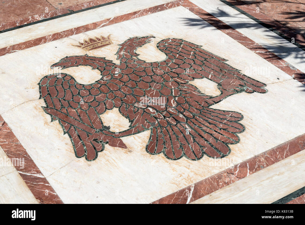 Sol de mosaïque avec aigle bicéphale - symbole de l'Eglise grecque orthodoxe à st. dionysios, Zante, Grèce Banque D'Images