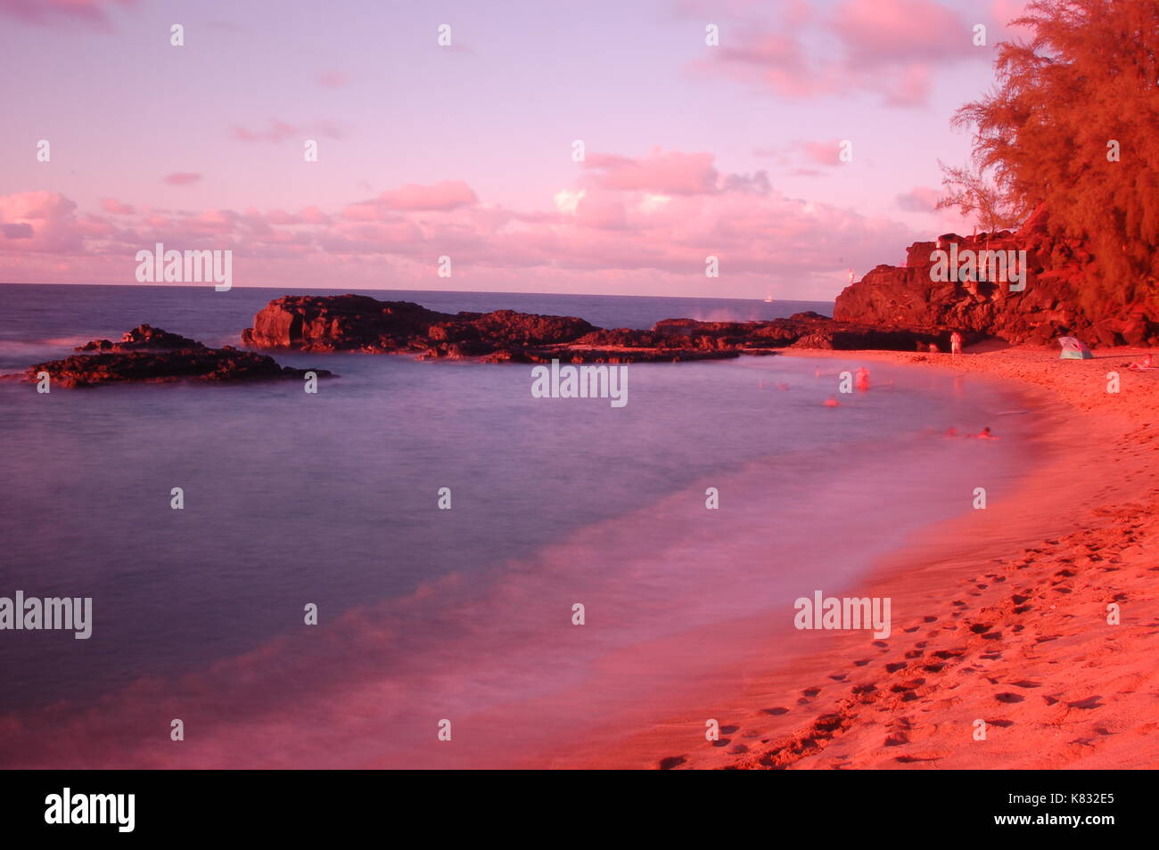 Coucher du soleil sur la plage de Lumahai à Kauai Banque D'Images