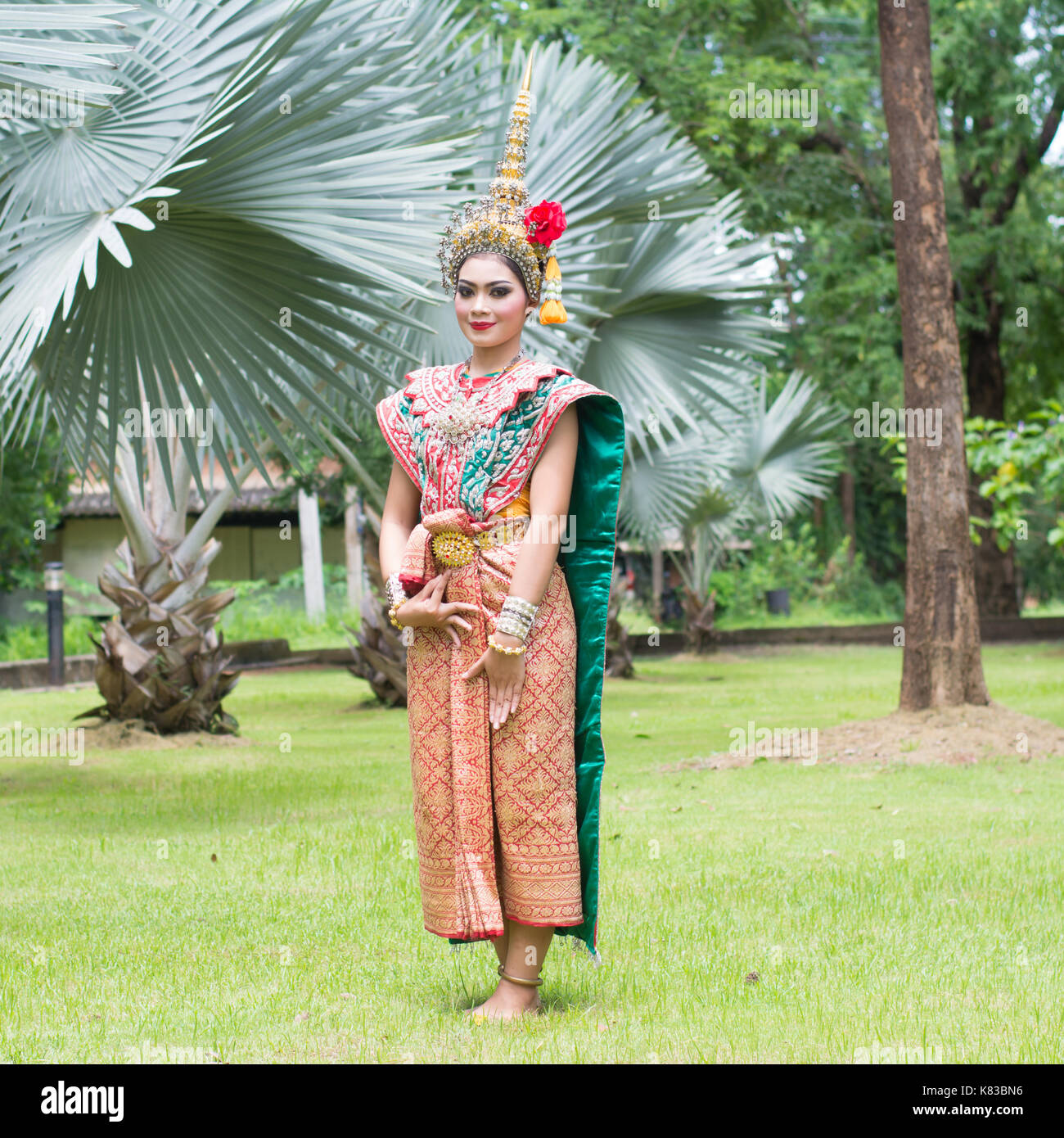 Robe traditionnelle thaïlandaise. Effectue la danse ancienne acteurs Thai  Art de Khon-Thai masqué classique ballet en Thaïlande Photo Stock - Alamy