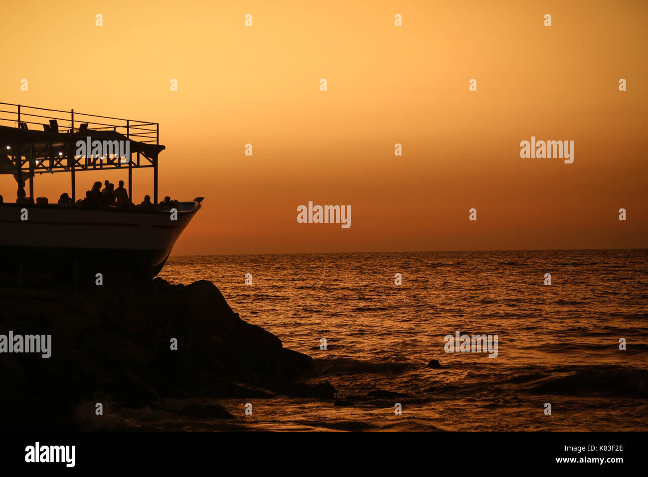 Gaza, bande de Gaza. 17Th sep 2017. Les Palestiniens sont considérés à bord ''lolo'' rose navire qui est devenu un restaurant populaire, au coucher du soleil. crédit : nidal alwaheidi/pacific press/Alamy live news Banque D'Images