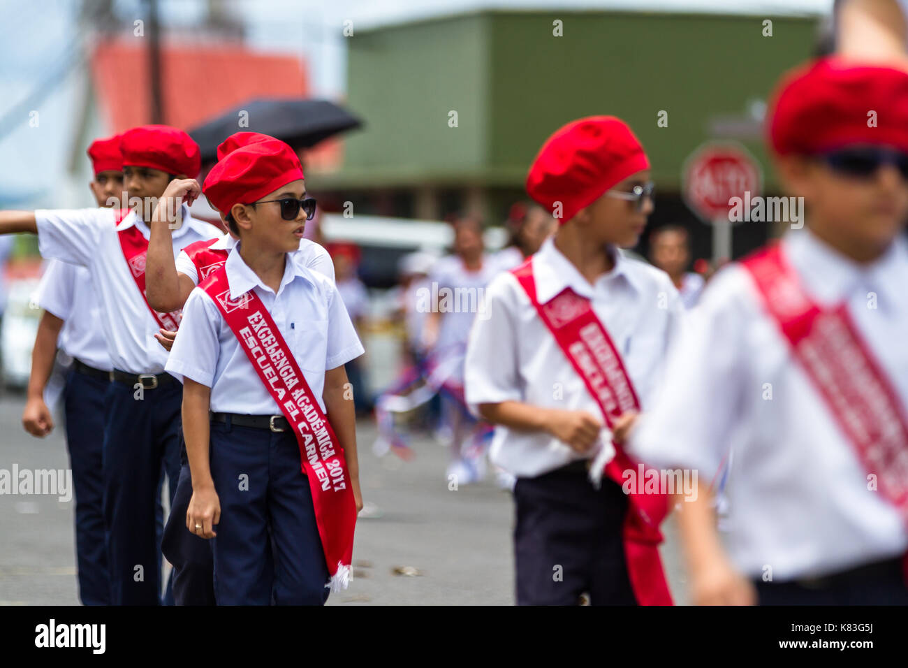 Tilaran, costa rica - 15 septembre : les enfants de l'école marche sur la place de la ville de célébrer le jour de l'indépendance. Le 15 septembre 2017, le costa rica tilaran. Banque D'Images