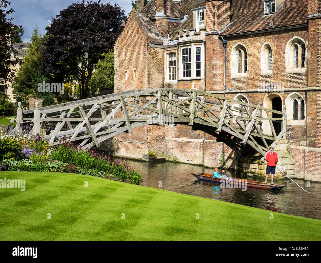 Tourisme - Cambridge Mathematical Bridge - Queens College. Les touristes sous le pont punt mathématique dans le Queens College, qui fait partie de l'Université de Cambridge Banque D'Images