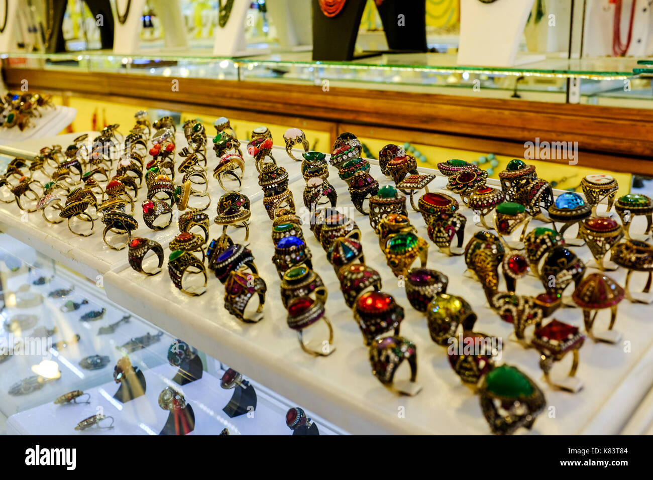 Lanternes turques et d'autres bracelets et bagues sont vus dans les magasins à Kusadasi, Turquie. Banque D'Images