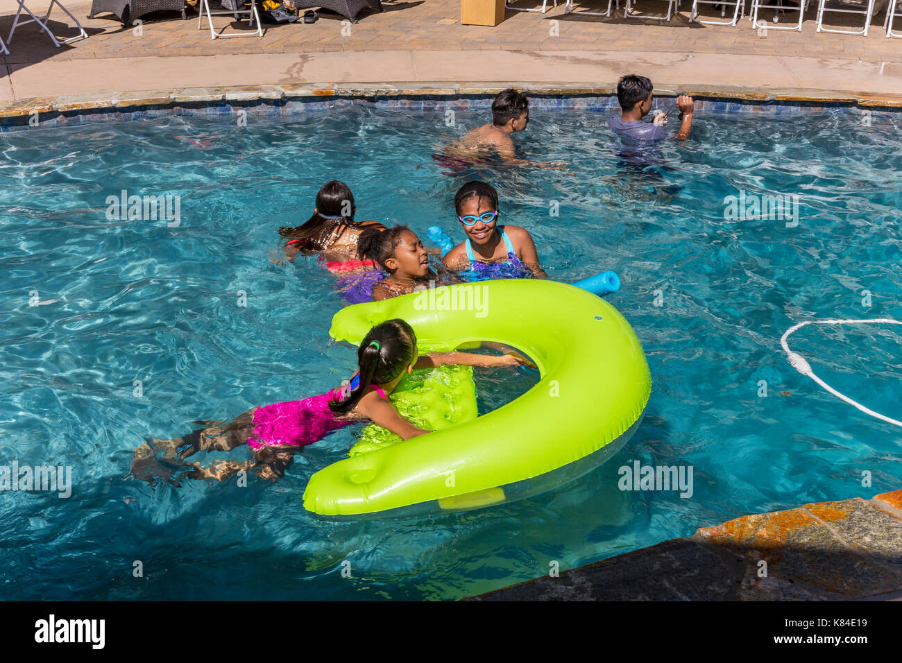Filles et garçons, les enfants, les nageurs, natation, piscine, piscine d'eau douce, pool party, Castro Valley, comté d'Alameda, Californie, États-Unis Banque D'Images