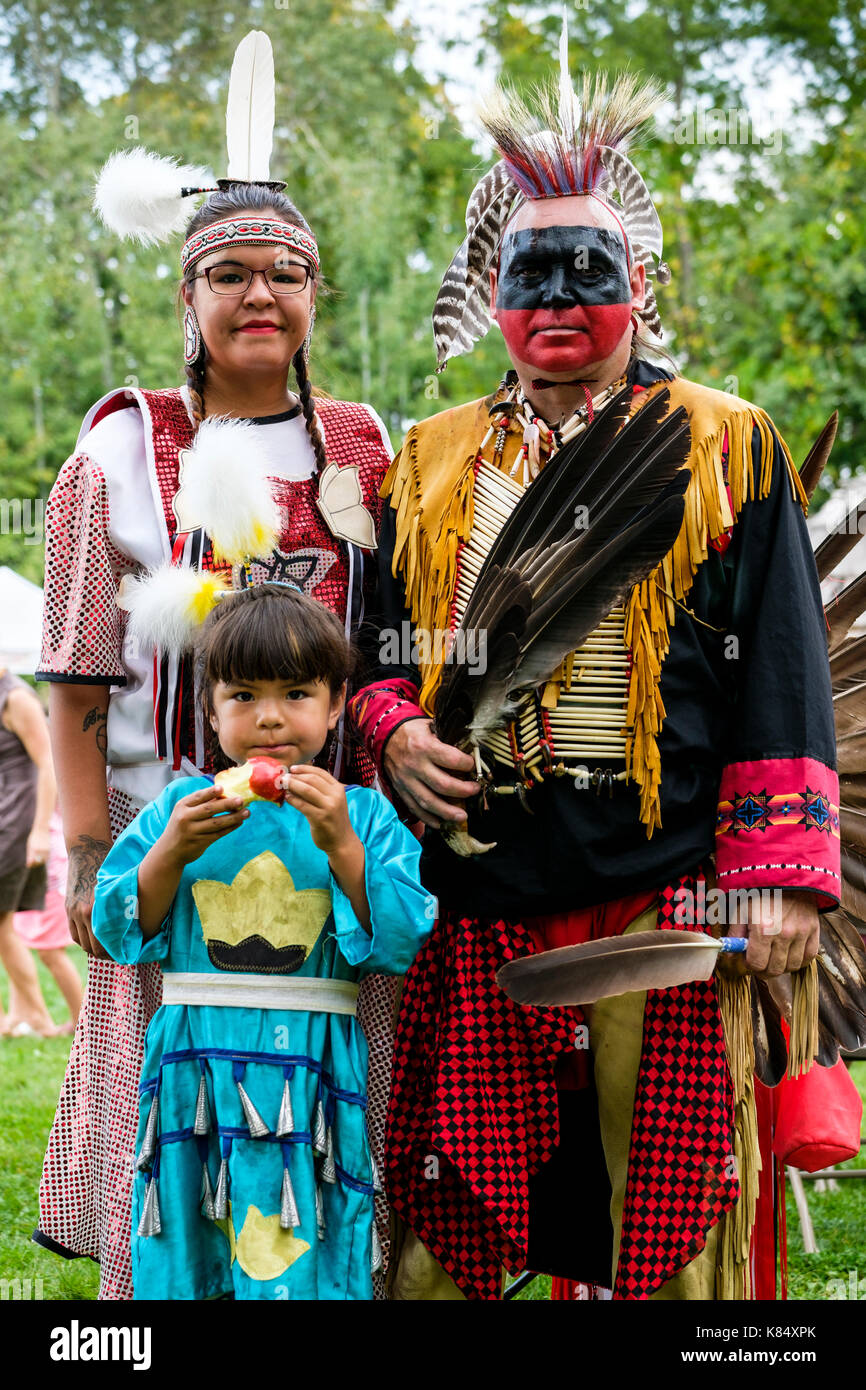 Autochtones du Canada, famille canadienne des Premières nations posant pour un portrait portant des régalia autochtones lors d'un rassemblement de Pow Wow, London, Ontario, Canada. Banque D'Images