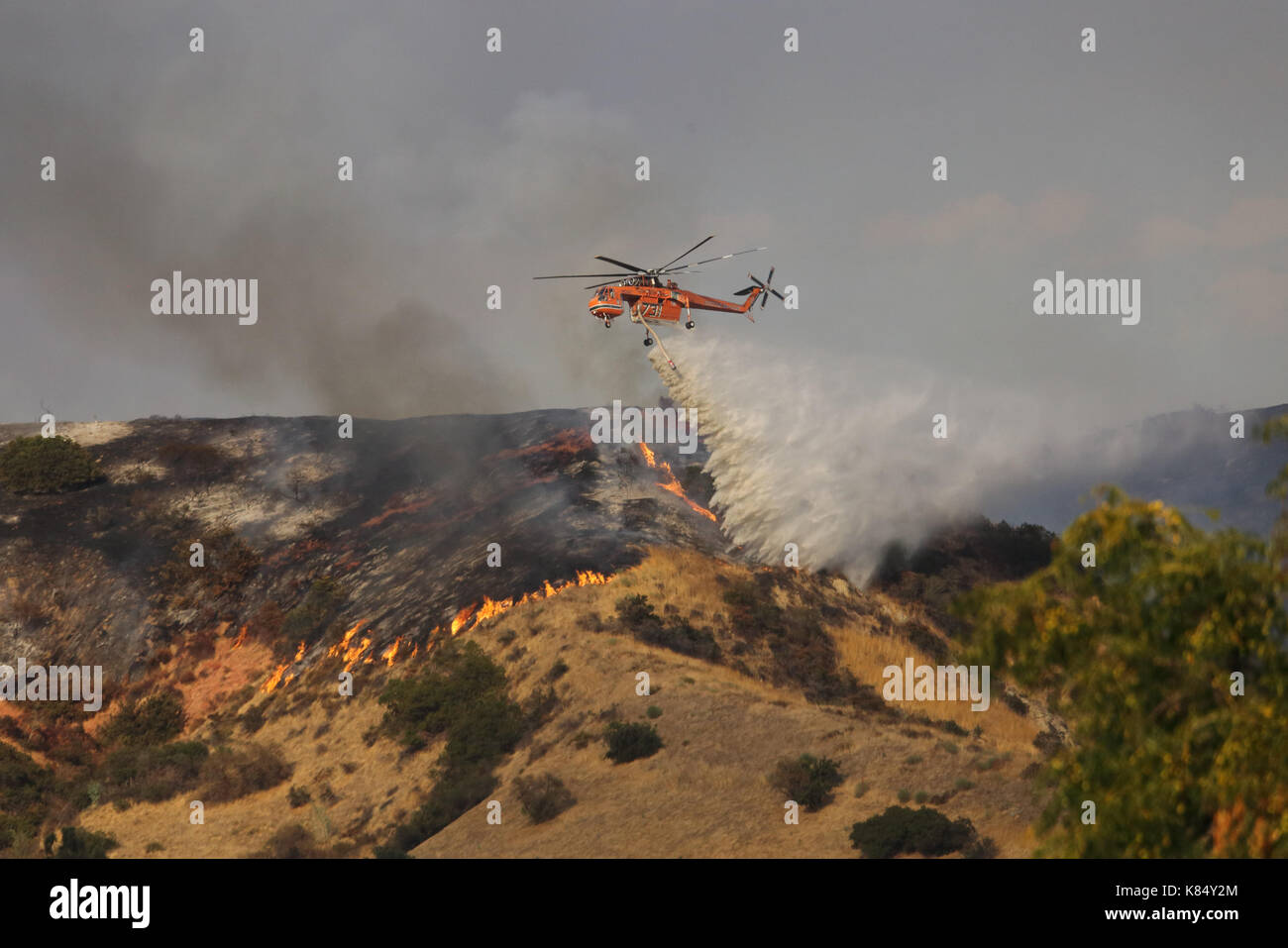 Los Angeles, CA / USA - 2 septembre 2017 : Un hélicoptère Erickson Air-Crane ignifuges chimiques gouttes sur le thon La feu, qui a brûlé plus de 8 000 acres. Banque D'Images