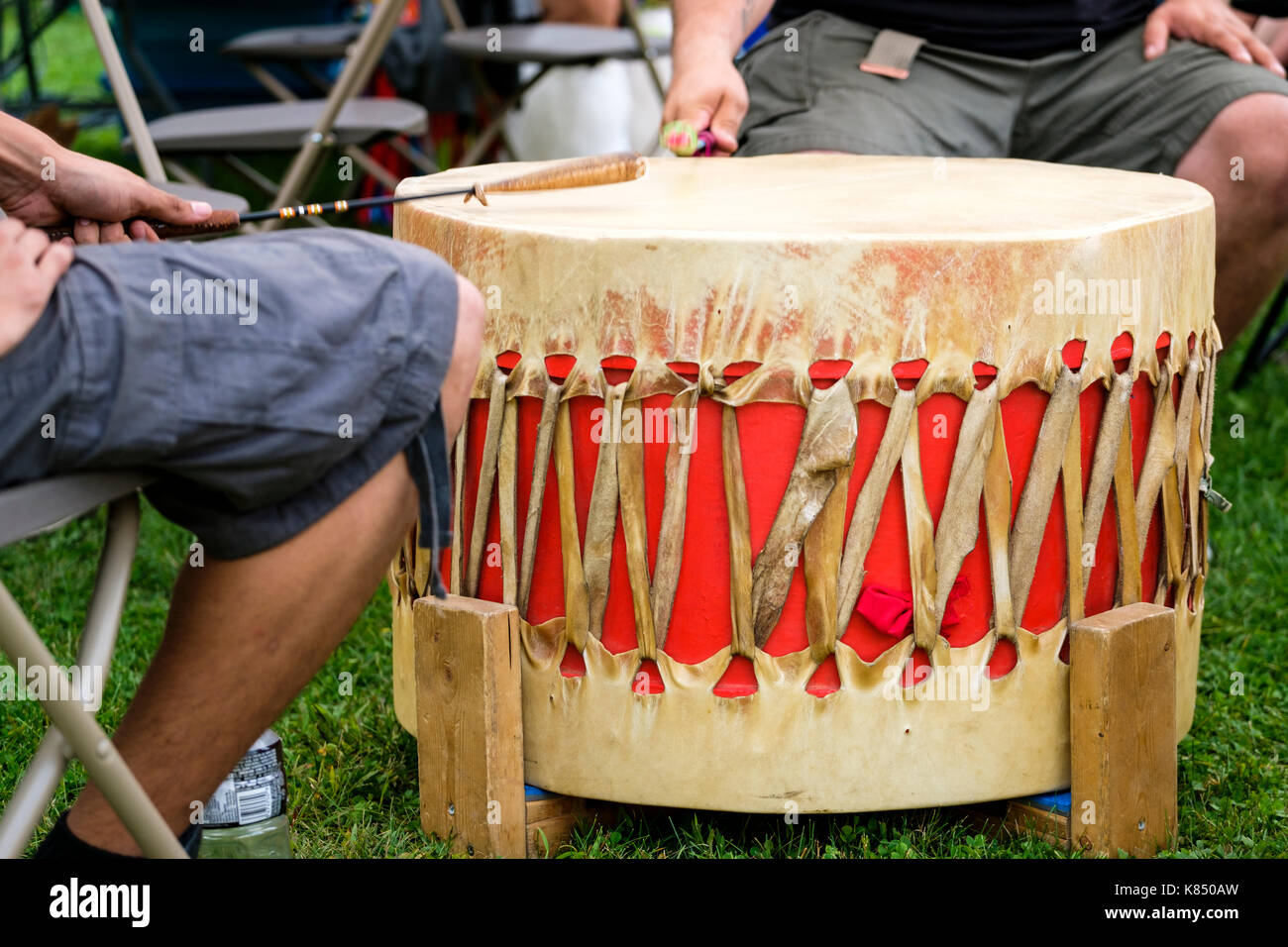 Tambour cérémonial des Premières nations du Canada utilisé pour les cérémonies, les danses et les célébrations du Pow Wow des communautés autochtones. Banque D'Images