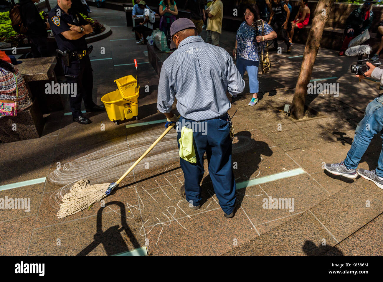 New York, États-Unis. 17Th sep 2017. Occupy Wall Street ont célébré leur 6ème anniversaire à zucotti Park, près de Wall Street le 17 septembre 2017 ; et la lutte continue. Il a été 6 ans depuis que le mouvement a pris dans les rues de new york city, une action de masse qui s'est répandu à travers le globe et a secoué le système établi "l'intitulé 1 %', à son cœur. crédit : erik mcgregor/pacific press/Alamy live news Banque D'Images New York, États-Unis. 17Th sep 2017. Occupy Wall Street ont célébré leur 6ème anniversaire à zucotti Park, près de Wall Street le 17 septembre 2017 ; et la lutte continue. Il a été 6 ans depuis que le mouvement a pris dans les rues de new york city, une action de masse qui s'est répandu à travers le globe et a secoué le système établi "l'intitulé 1 %', à son cœur. crédit : erik mcgregor/pacific press/Alamy live news Banque D'Images