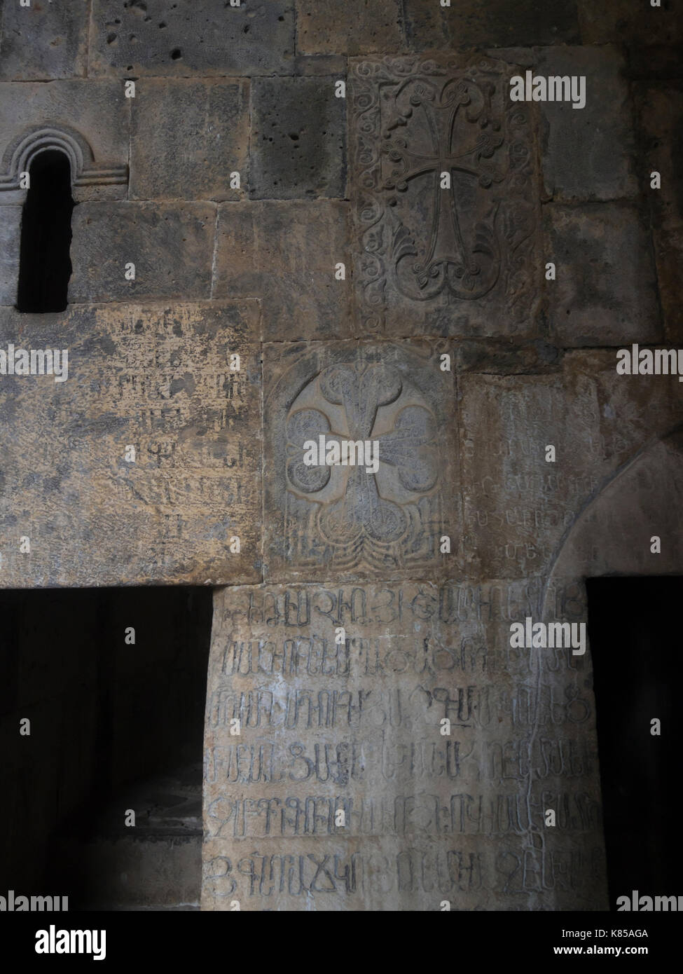 Le monastère de Haghbat ou Haghpatavank dans le nord de l'Arménie datant de ca. 976 AD, site du patrimoine mondial de l'Unesco, de l'intérieur inscription sculptée en arménien Banque D'Images