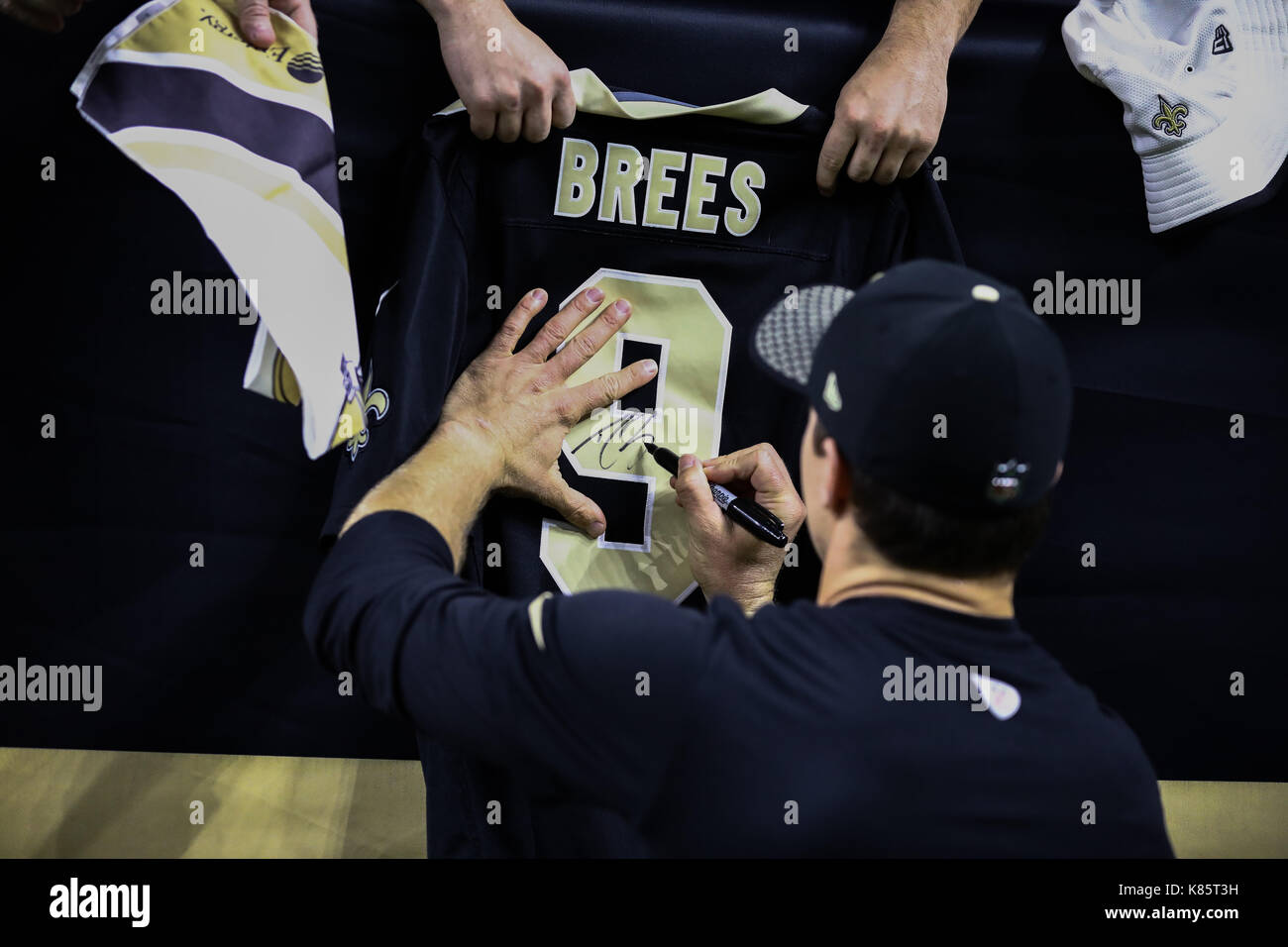 17 septembre 2017 - New Orleans Saints quarterback Drew Brees (9) autographes un fans jersey pendant le jeu entre le New England Patriots et les New Orleans Saints à la Mercedes-Benz Superdome de New Orleans, LA. New England Patriots a gagné 36-20. Stephen Lew/CSM Banque D'Images