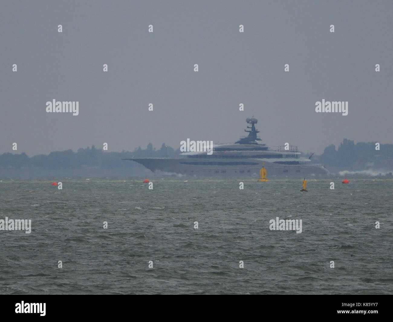 Sheerness, Kent, UK. 18 Sep, 2017. Le bateau superyacht "Kismet" a été repéré ce matin Sheerness passé rampante par temps couvert. Le Kismet dispose de 6 chambres, une terrasse privée, une piscine extérieure et se trouve à environ 300 pieds de long. Il appartient à Shahid Khan - un des hommes les plus riches du monde. Credit : James Bell/Alamy Live News Banque D'Images