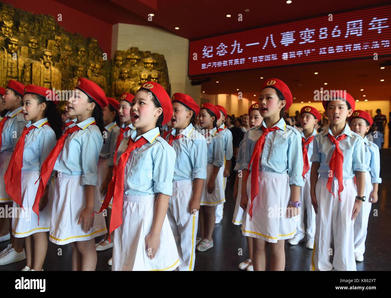 (170918) -- Beijing, sept. 18, 2017 (Xinhua) -- les élèves de chanter une chanson à l'occasion d'une cérémonie pour marquer le 86e anniversaire de la 'septembre 18 incident" au musée de la guerre de résistance du peuple chinois contre l'agression japonaise à Beijing, capitale de la Chine, sept. 18, 2017. Le 18 septembre 1931, l'armée de kwantung japonais stationnés dans le nord-est de la Chine ont détruit une section de la voie ferrée près de liutiaohu puis accusé à tort l'armée chinoise d'avoir causé l'explosion. En utilisant ce prétexte, les Japonais puis bombardé shenyang et a commencé l'invasion de la Chine du Nord-Est. (Xinhua/luo xiaoguang) (r Banque D'Images