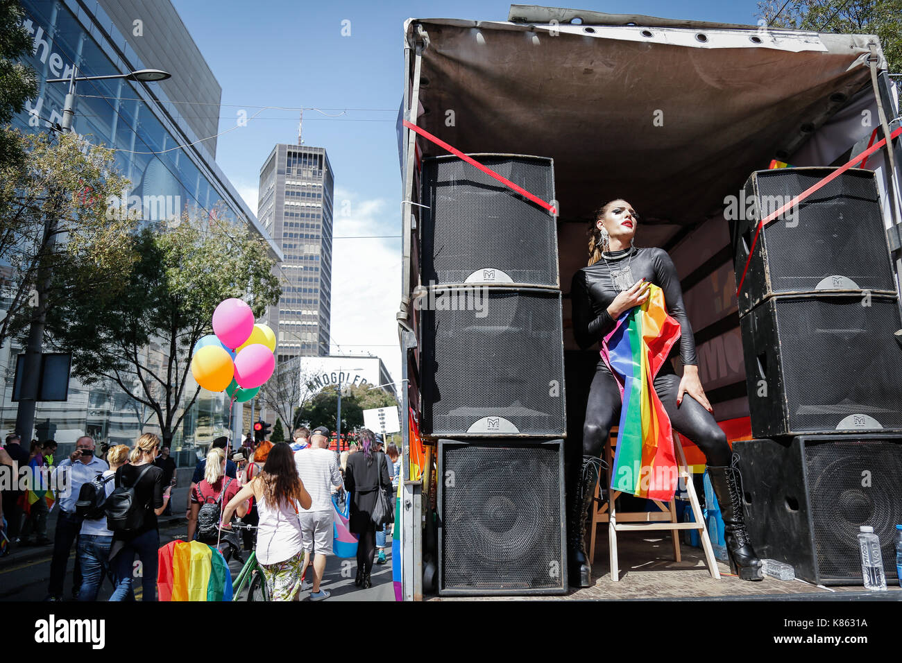 Une femmes portant des vêtements noirs tout en tenant un drapeau LGBT, est visible à l'intérieur d'un camion entouré de grands orateurs au cours de la Gay Pride de Belgrade annuelle. Gay Pride en Serbie a eu lieu depuis 2001, et cet événement est le quatrième d'une ligne qui va sans problèmes comme un grand politiciens serbes récents y compris le premier ministre Ana Brnabi ? Et maire de Belgrade Siniša Mali. a commencé à soutenir la parade Gay et de la communauté LGBT. Le 17 septembre 2017 à Belgrade, Serbie. Banque D'Images