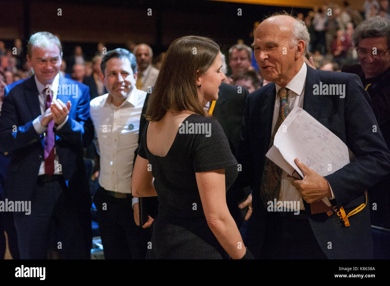 Bournemouth, Royaume-Uni. Sep 17, 2017. Chef de parti Sir Vince Cable félicite Jo Swinson, le nouveau sous-chef, à la suite de son discours lors de la Conférence d'automne des libéraux démocrates. Credit : Mark Kerrison/Alamy Live News Banque D'Images