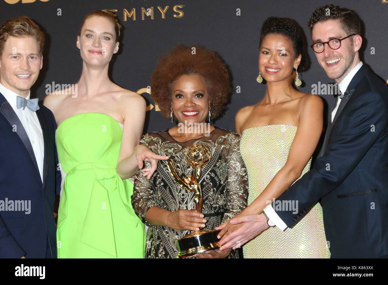 Los Angeles, CA, USA. 17Th sep 2017. Gavin stenhouse, Mackenzie davis, denise burse, gugu mbatha-raw, invité dans la salle de presse pour le 69e prix annuel Primetime Emmy 2017 - Salle de presse, microsoft theatre l.a. live, los angeles, ca septembre 17, 2017. crédit : Priscilla grant/everett collection/Alamy live news Banque D'Images