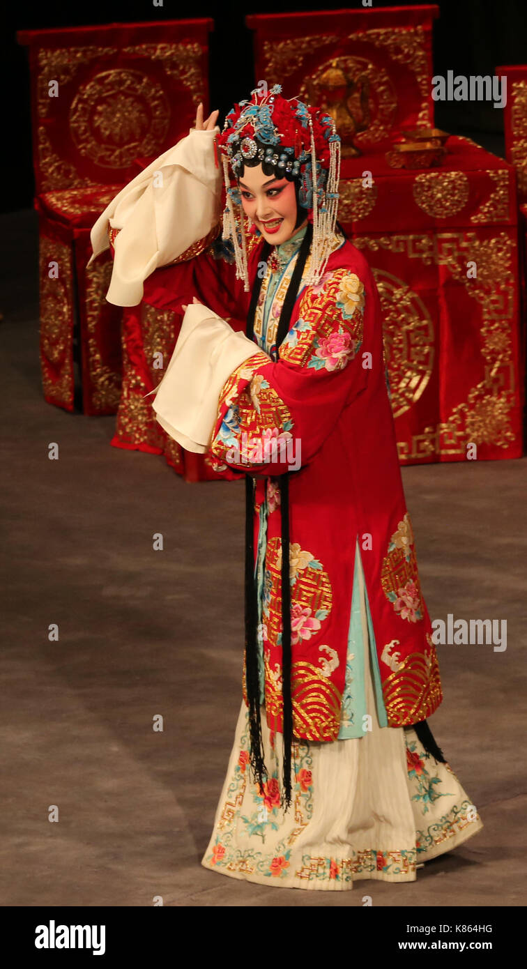 Athènes. Sep 17, 2017. Un artiste de China National peking opera company effectue les généraux de la famille yang à la salle de concert d'Athènes en Grèce, sept. 17, 2017. La performance électrisante faisait partie d'une série de manifestations organisées cette année pour la Grèce et la Chine 2017 ans d'échanges culturels et de la culture de la coopération de l'industrie. crédit : marios lolos/Xinhua/Alamy live news Banque D'Images