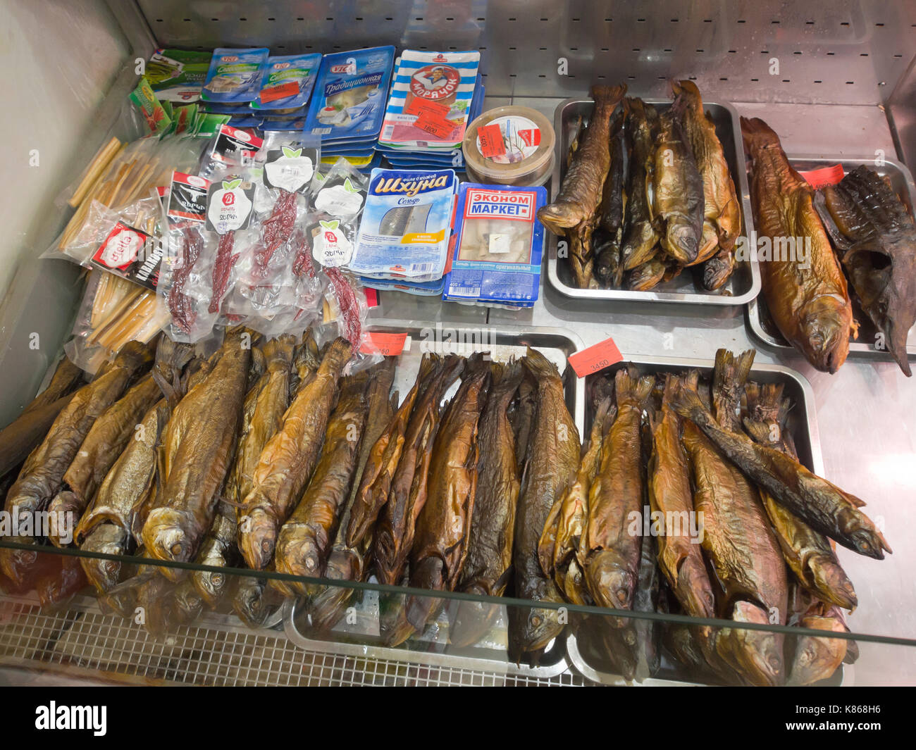 Aparan, petite ville de l'Arménie, bien connu par les voyageurs pour l'Gntunik Boulangerie et supermarché, une sélection de poissons fumés et des produits à vendre Banque D'Images