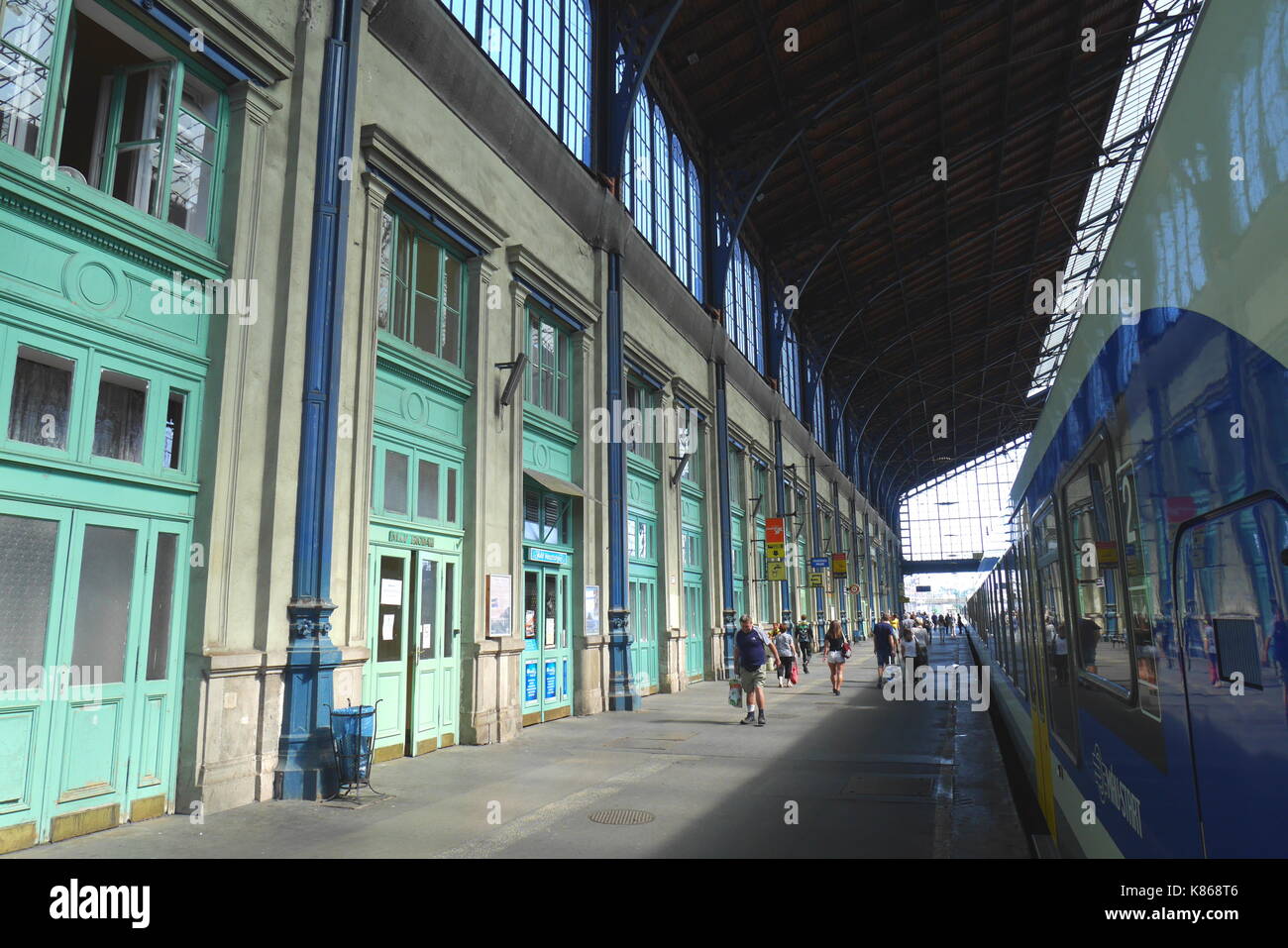 La plate-forme à la gare Nyugati, Budapest, Hongrie Banque D'Images