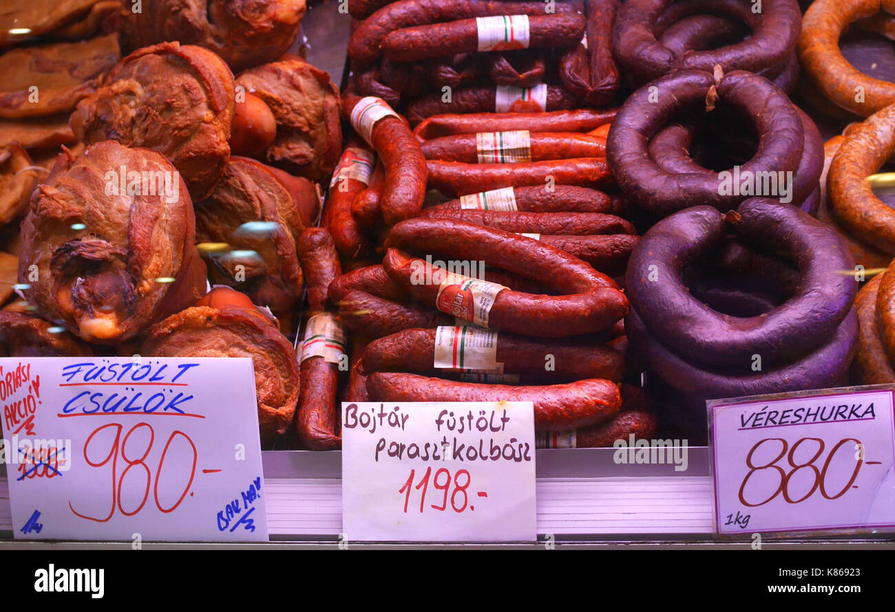 Csulok (fusée), fumé kolbasz (salami), et hurka (boudin noir) en vente au marché Lehel (Lehel csarnok), Budapest, Hongrie Banque D'Images