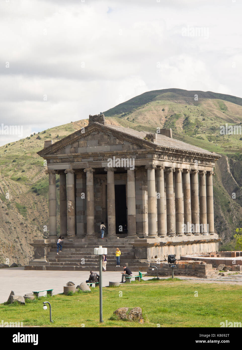 Le premier siècle après J.-C. Le temple gréco-romain au dieu soleil Mihr, à Garni, Kotajk province, l'Arménie, magnifiquement situé sur le bord d'une gorge Banque D'Images