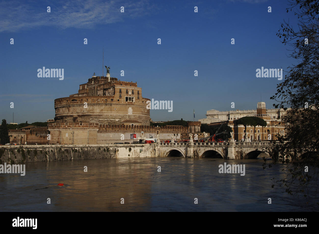 Italie. Rome. mausolée de l'empereur Hadrien ou château Sant'Angelo. 2e siècle. Le pont qui la relie avec la ville a été érigée entre 1668 et 1671 et décoré avec des statues d'anges aux ailes déployées par Gian Lorenzo Bernini (1598-1680). Il abrite actuellement un musée d'art et de l'armée. Banque D'Images