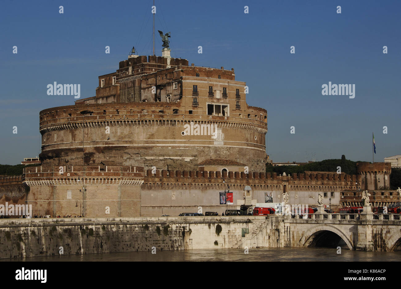 Italie. Rome. mausolée de l'empereur Hadrien ou château Sant'Angelo. 2e siècle. Le pont qui la relie avec la ville a été érigée entre 1668 et 1671 et décoré avec des statues d'anges aux ailes déployées par Gian Lorenzo Bernini (1598-1680). Il abrite actuellement un musée d'art et de l'armée. Banque D'Images