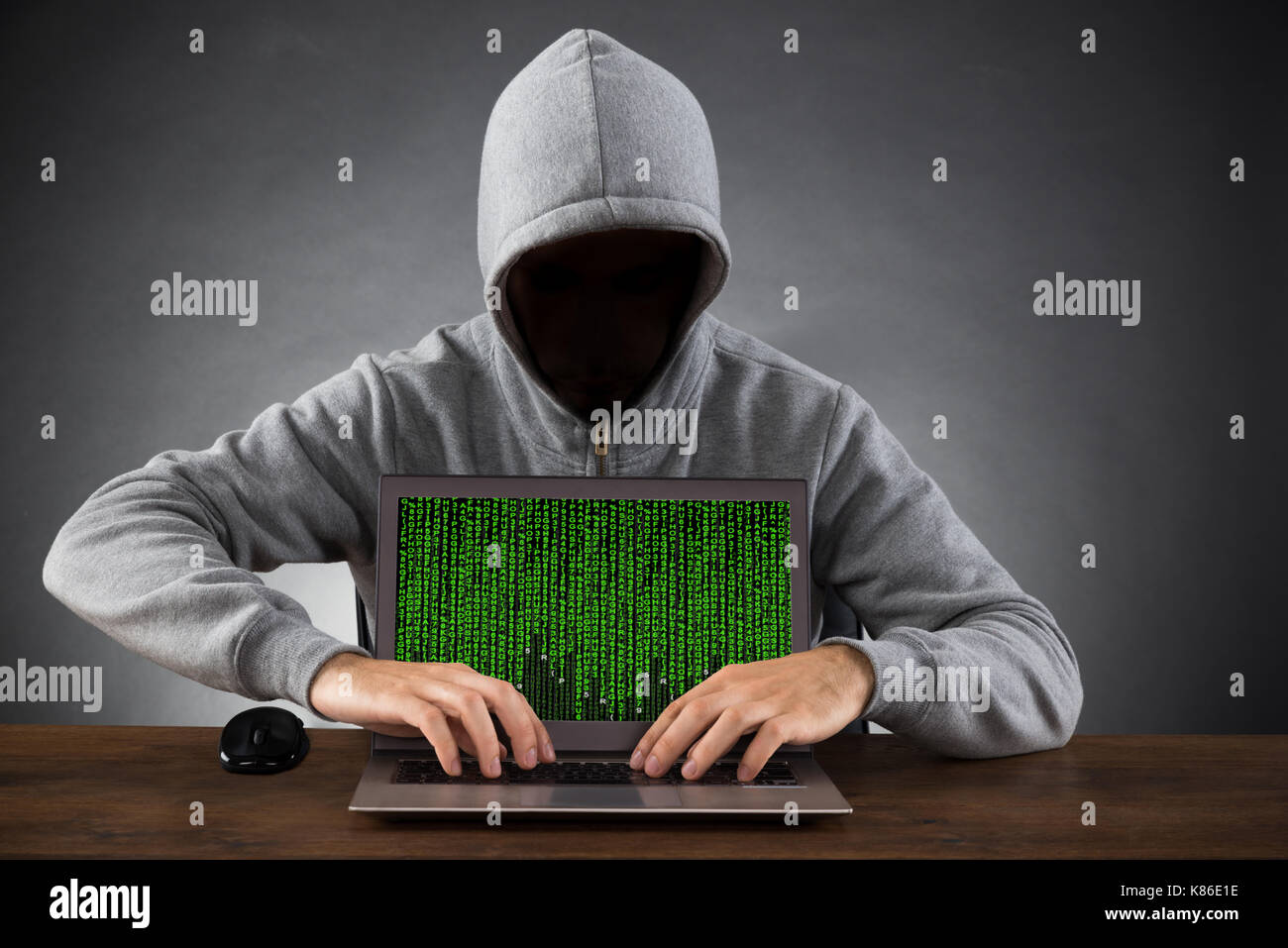 Hacker hood laptop online network Banque de photographies et d'images à  haute résolution - Alamy