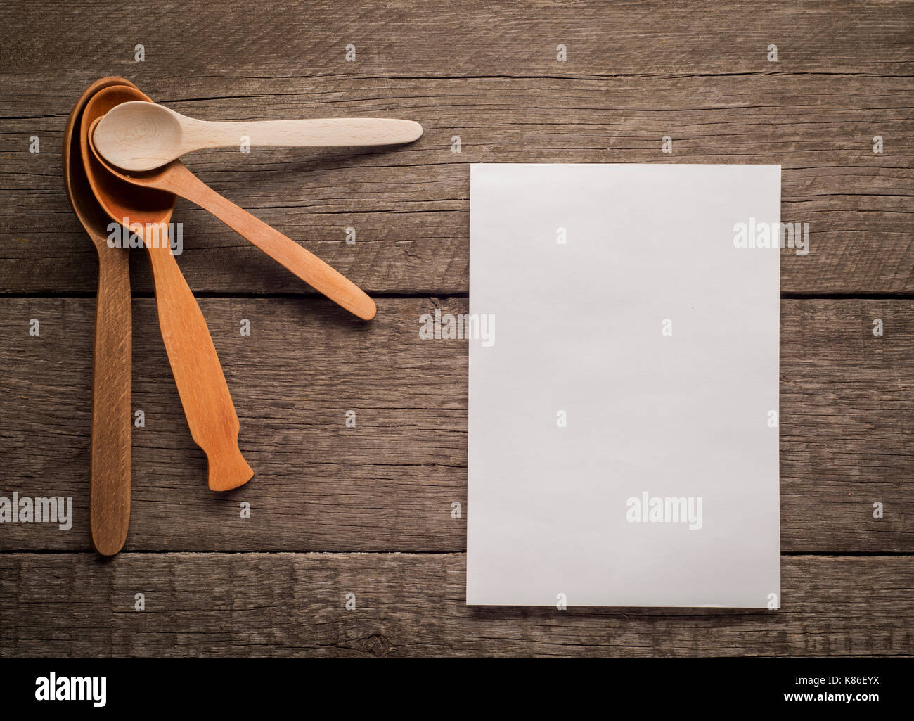 Cuillères en bois différents sur le fond rustique avec blank notepad. Banque D'Images