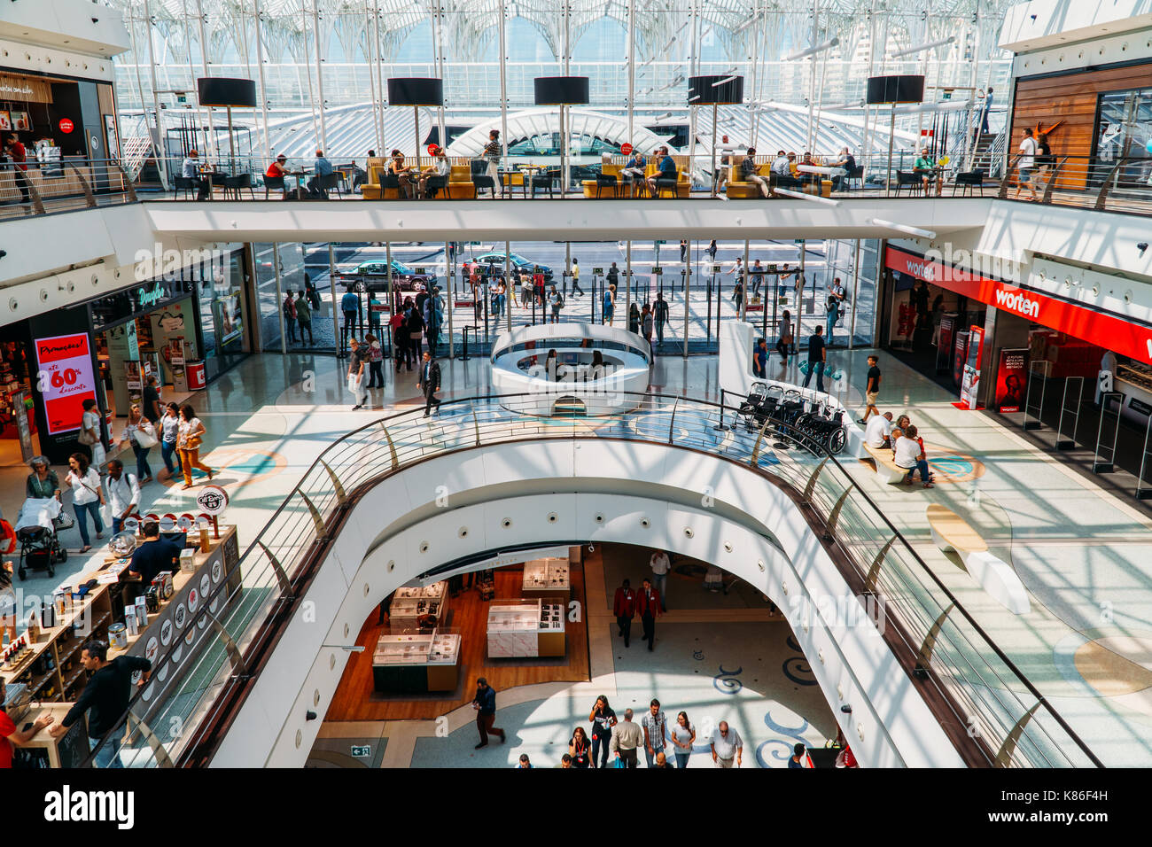Lisbonne, Portugal - 10 août 2017 : les gens foule à soldes d'été dans le centre commercial Vasco da Gama mall. Banque D'Images