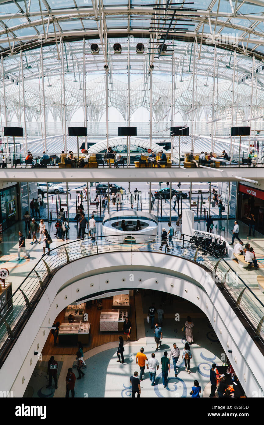 Lisbonne, Portugal - 10 août 2017 : les gens foule à soldes d'été dans le centre commercial Vasco da Gama mall. Banque D'Images