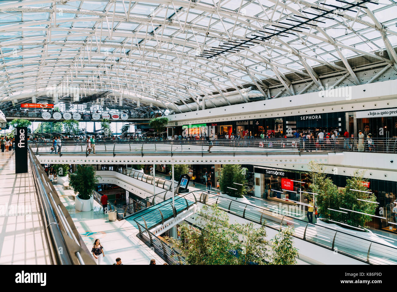 Lisbonne, Portugal - 10 août 2017 : les gens foule à soldes d'été dans le centre commercial Vasco da Gama mall. Banque D'Images