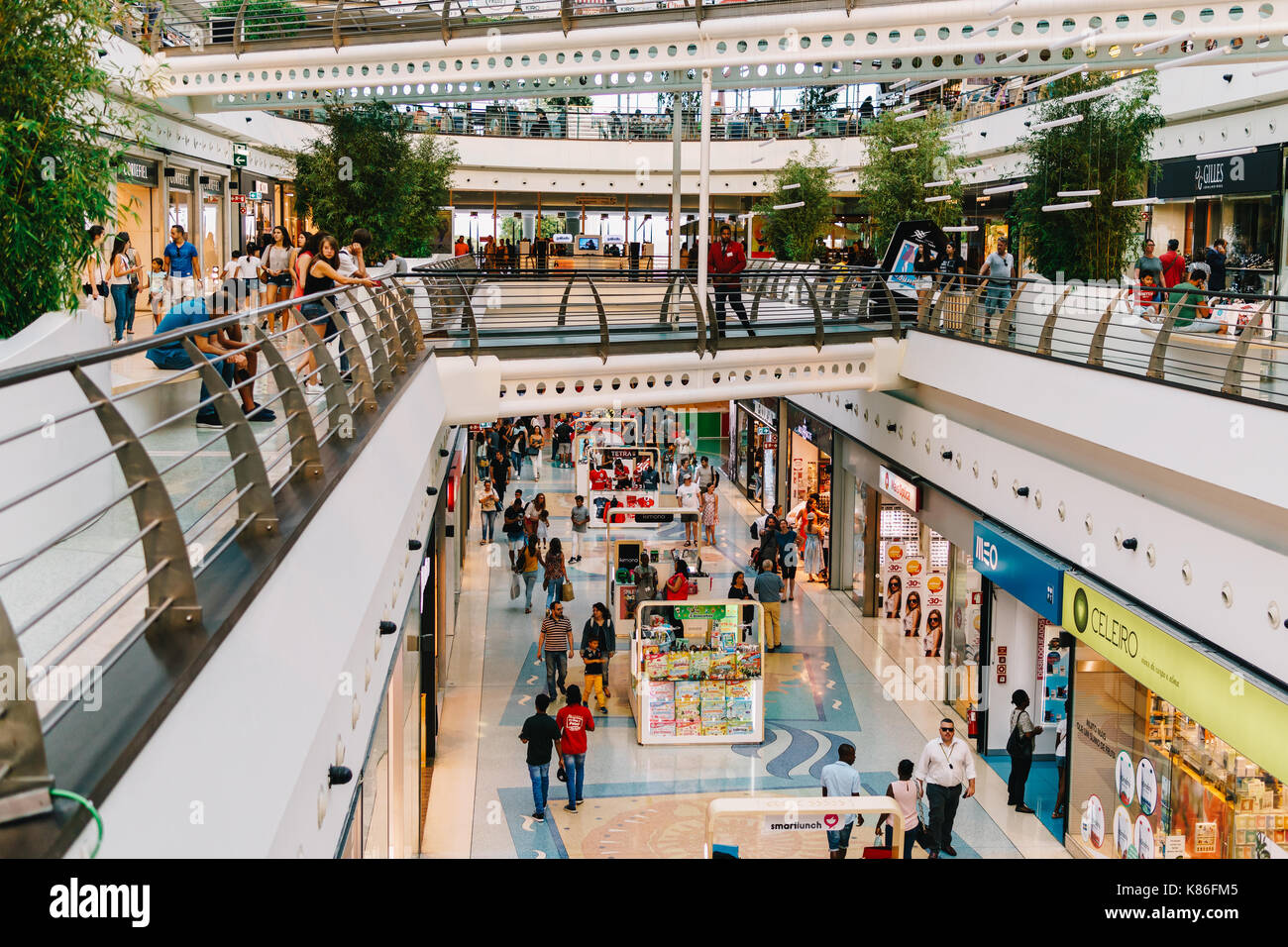 Lisbonne, Portugal - 10 août 2017 : les gens foule à soldes d'été dans le centre commercial Vasco da Gama mall. Banque D'Images