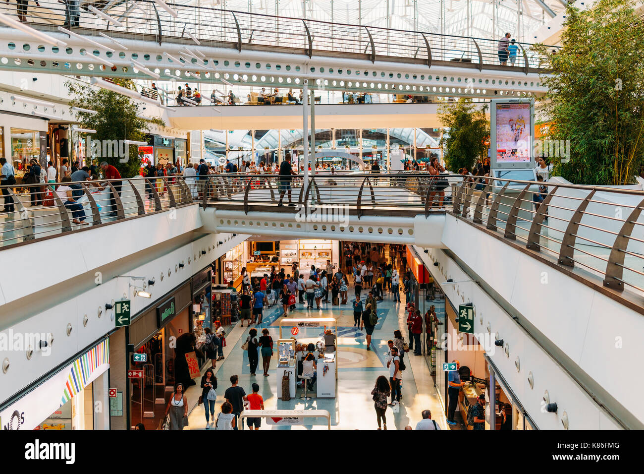 Lisbonne, Portugal - 10 août 2017 : les gens foule à soldes d'été dans le centre commercial Vasco da Gama mall. Banque D'Images