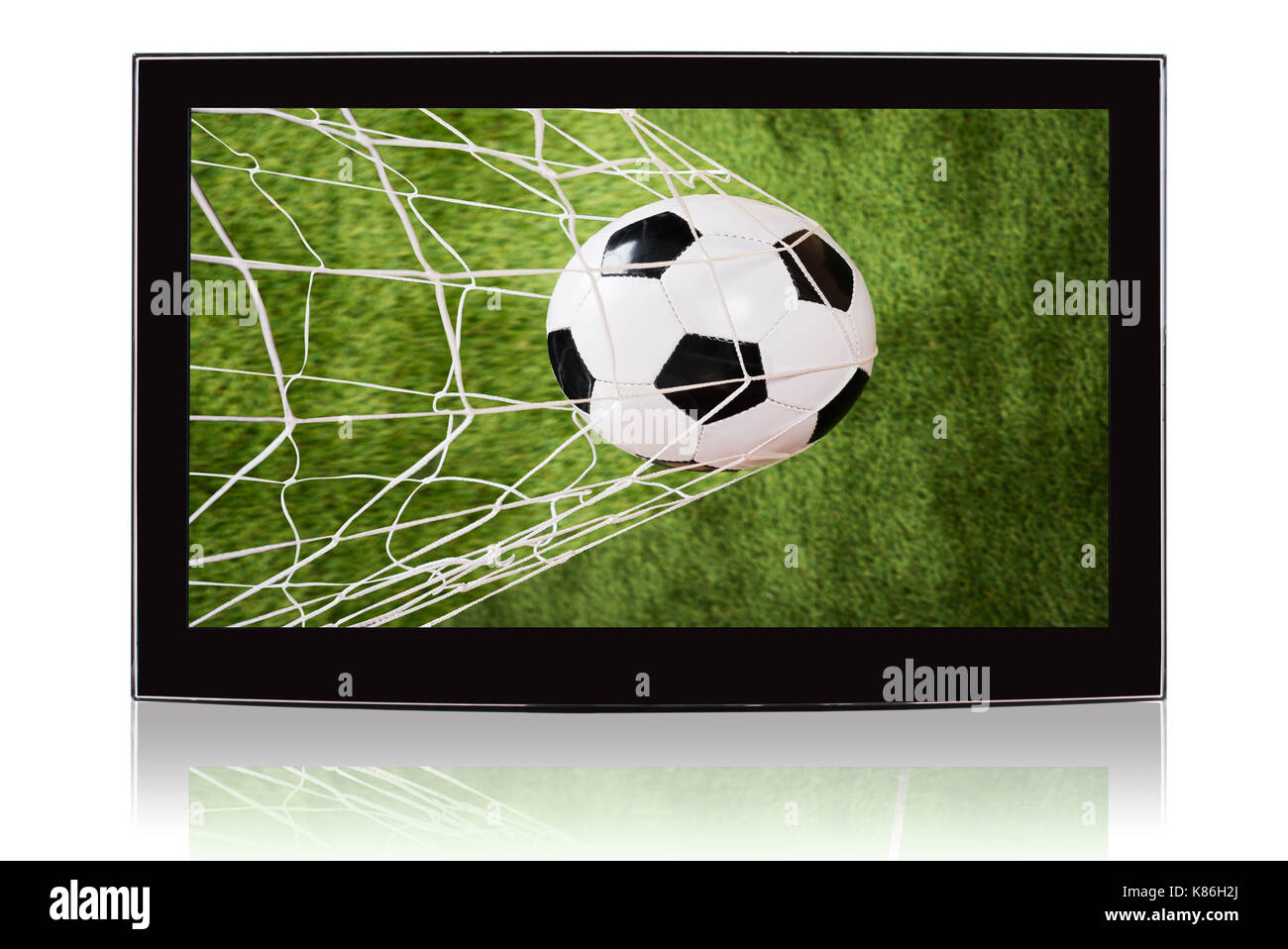 Libre de télévision écran affichage ballon de soccer et net contre fond blanc Banque D'Images