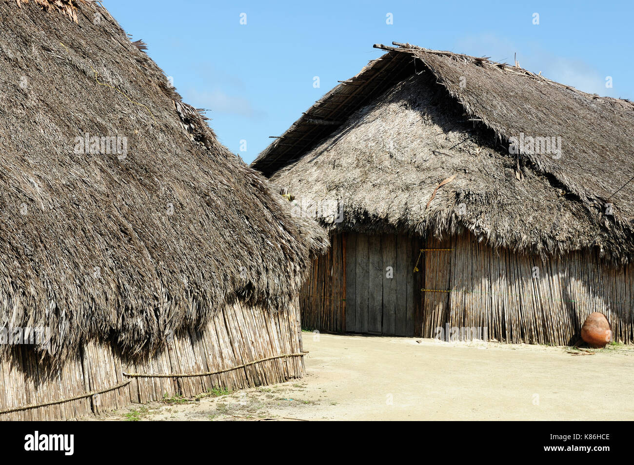 L'Amérique centrale, PANAMA, maison traditionnelle avec les indiens kunas de chaume toit sur une île de Nouvelle-Calédonie sur l'archipel de San Blas Banque D'Images