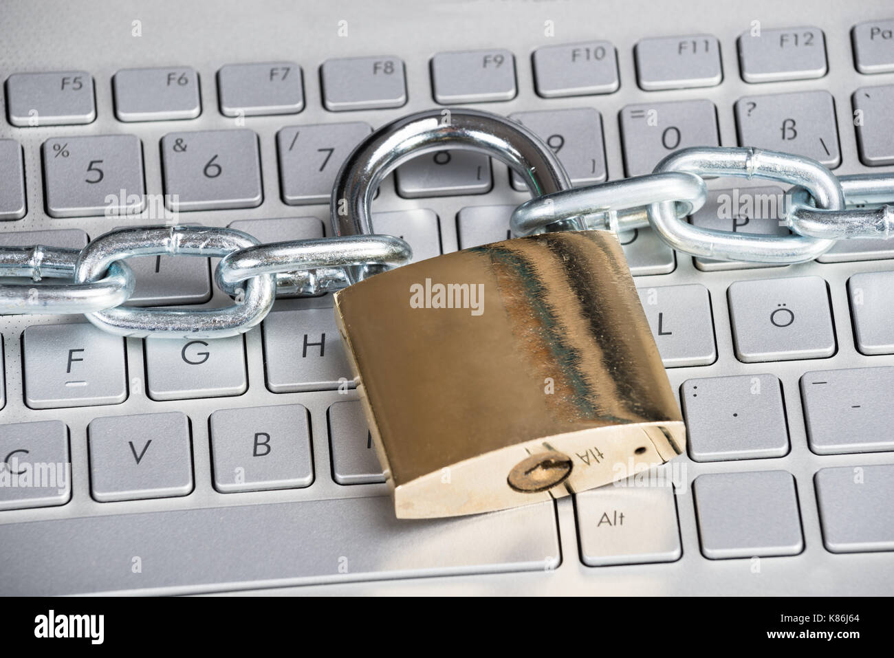 Photo gros plan de l'ordinateur portable. sur cadenas Concept de sécurité Banque D'Images