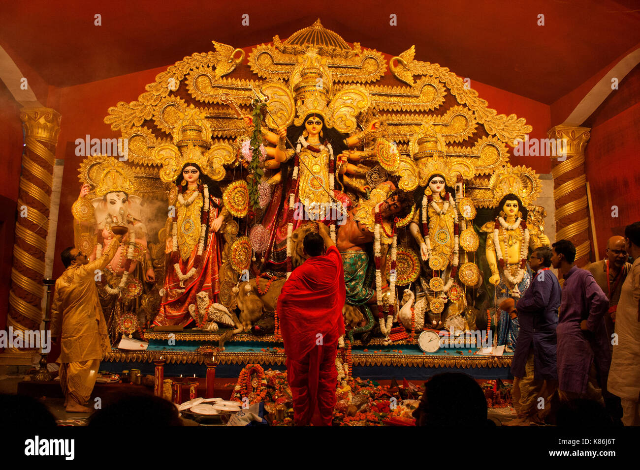 Prêtre exécutant les rituels pendant Durga Puja Banque D'Images