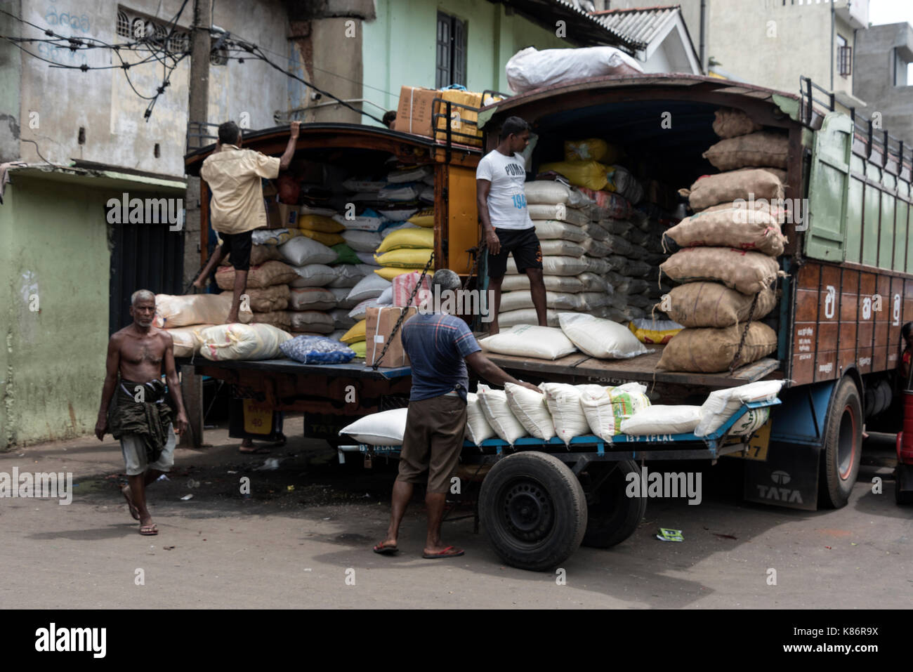 Les commerçants déchargent des sacs sur le marché de Pettah à Colombo, au Sri Lanka. Banque D'Images