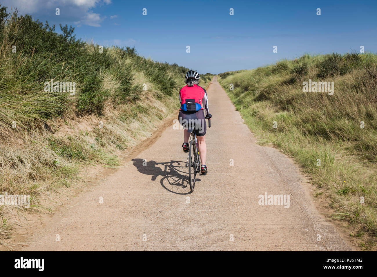 Vélo cycliste féminine de rejeter la tête, East Yorkshire, UK. Banque D'Images