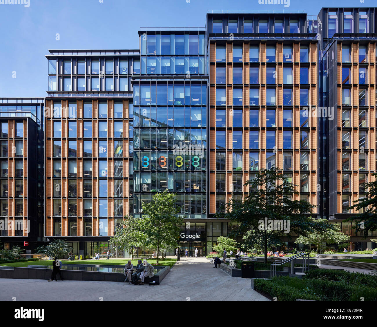 Façade du siège de Google sur 6 Square. Pancras Offres et demandes de King's Cross, Londres, Royaume-Uni. Architecte : différents architectes, 2017. Banque D'Images