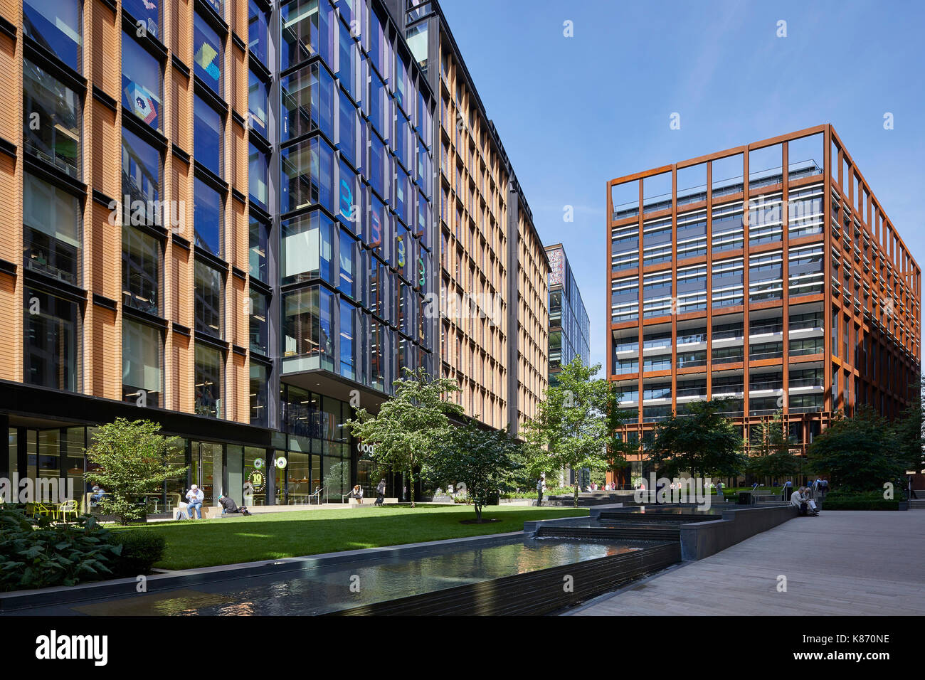 Vue sur le parc du square à la place de St Pancras vers 4. Offres et demandes de King's Cross, Londres, Royaume-Uni. Architecte : différents architectes, 2017. Banque D'Images