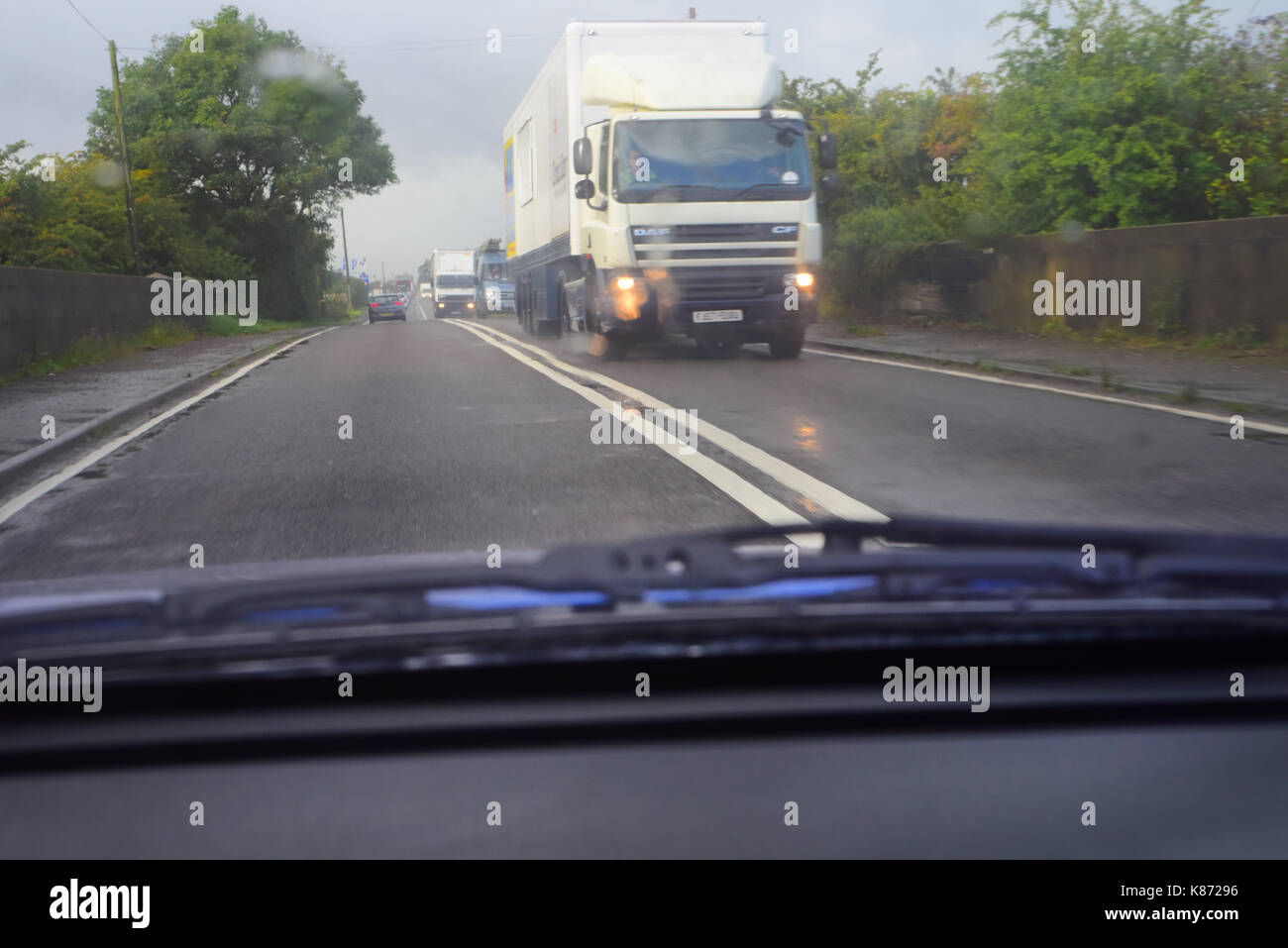 Camion voyageant à travers une forte pluie leeds united kingdom Banque D'Images