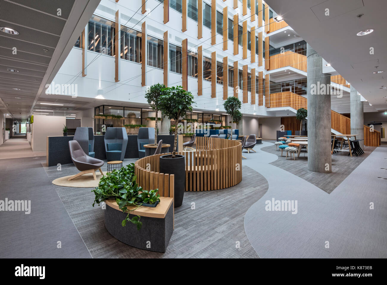 Salon de l'atrium. YOOX Net-A-Porter Bureaux, Londres, Royaume-Uni. Architecte : Grimshaw, 2017. Banque D'Images