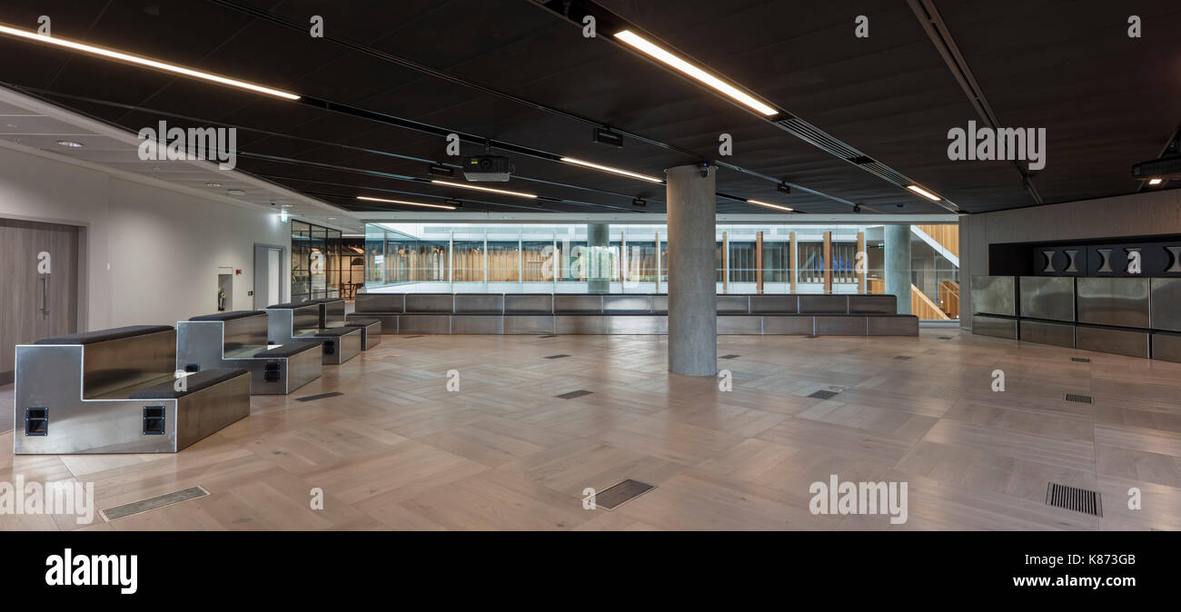 Un espace multi-fonctionnel. YOOX Net-A-Porter Bureaux, Londres, Royaume-Uni. Architecte : Grimshaw, 2017. Banque D'Images