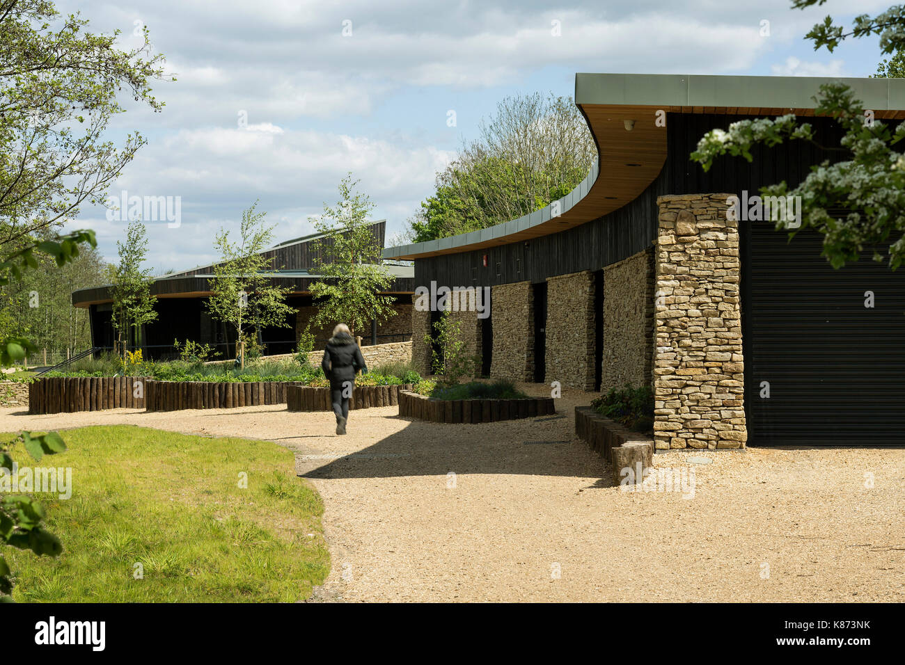 Vue de la ligne de toit incurvé de pavillon avec pavillon principal en arrière-plan. Lakeside Center, Eastleigh, Royaume-Uni. Architecte : Architecture Partenariat R H Banque D'Images