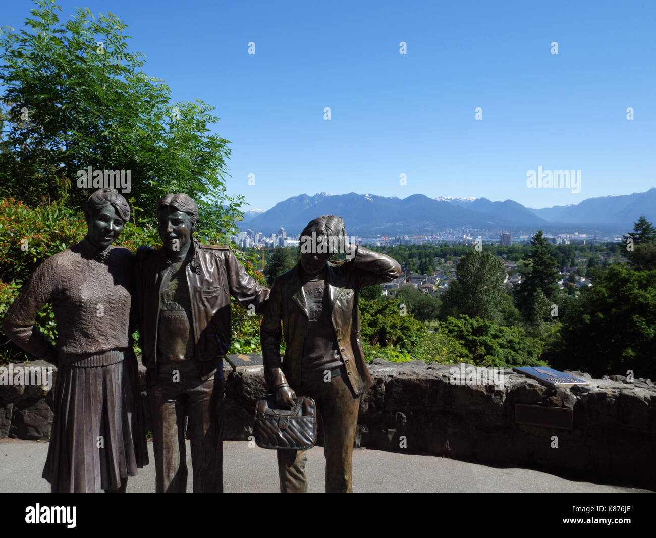 Séance photo, Queen Elizabeth Park, Vancouver, BC, Canada. Une sculpture en bronze d'un homme photographié trois personnes, par j. Seward Johnson, junior. e Banque D'Images